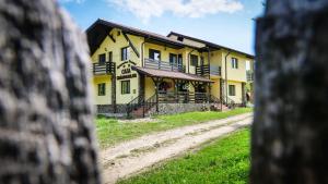 Pensiunea Gradinarilor cu statie de încărcare încărcare electrică auto