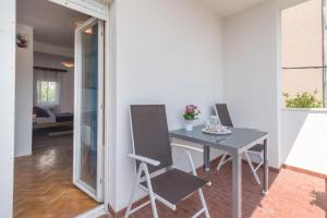 One-Bedroom Apartment with Terrace room in Apartments with a parking space Podstrana Split - 17067