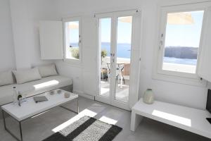 Suite with Private Balcony and Outdoor Hot Tub with Caldera View
