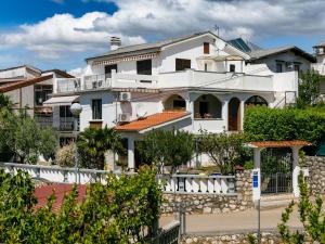 Lovely apartment with terrace and garden grill