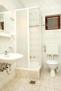 One-Bedroom Apartment with Terrace and Sea View room in Apartments by the sea Okrug Gornji Ciovo - 9693