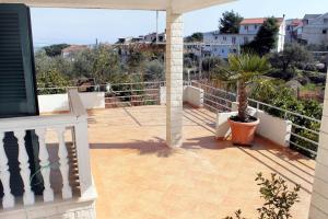 One-Bedroom Apartment with Terrace room in Apartments by the sea Slatine Ciovo - 6061