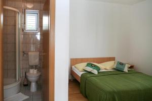 Two-Bedroom Apartment with Terrace and Sea View room in Apartments by the sea Brela Makarska - 13052