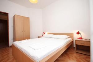 One-Bedroom Apartment with Terrace and Sea View room in Apartments by the sea Pag - 6494