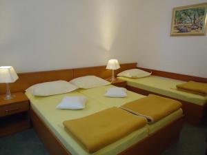 One-Bedroom Apartment with Terrace and Sea View room in Apartments by the sea Baska Voda Makarska - 14881