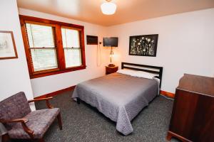 Cherry House (queen) room in Rainbow Mountain Resort - LGBTQ Friendly