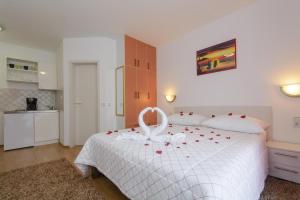 Studio with Balcony and Sea View room in Apartments with a parking space Trogir - 15440