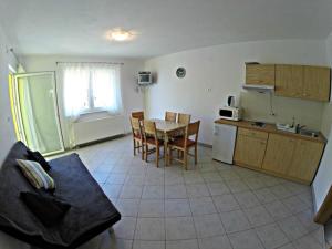 Apartments with a parking space Zaostrog, Makarska - 15656