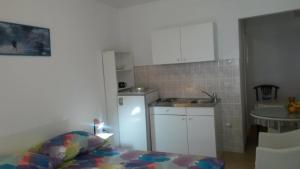 Apartments by the sea Tucepi, Makarska - 16037