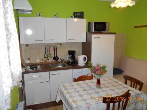 One-Bedroom Apartment with Terrace room in Apartments with a parking space Pula - 16053