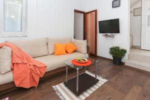 One-Bedroom Apartment with Terrace room in Seaside apartments with a swimming pool Mavarstica Ciovo - 16730