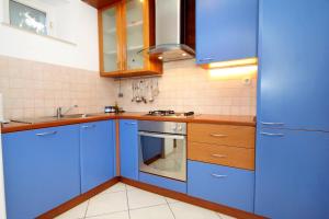 Three-Bedroom Apartment with Terrace and Sea View room in Apartments by the sea Cove Vrbovica bay - Vrbovica (Korcula) - 9225