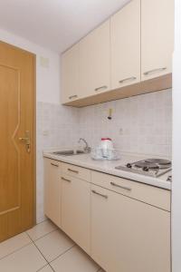 Studio with Balcony and Sea View room in Apartments with a parking space Brela Makarska - 11687