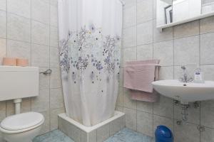 One-Bedroom Apartment with Terrace and Sea View room in Apartments with a parking space Brela Makarska - 11687