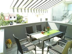 Two-Bedroom Apartment with Terrace and Sea View room in Apartments and rooms with parking space Crikvenica - 12305
