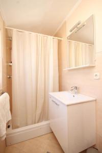 One-Bedroom Apartment with Terrace and Sea View room in Family friendly seaside apartments Susak Losinj - 8050