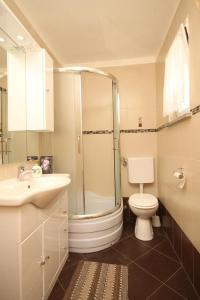 One-Bedroom Apartment with Balcony and Sea View room in Apartments by the sea Valun Cres - 8086