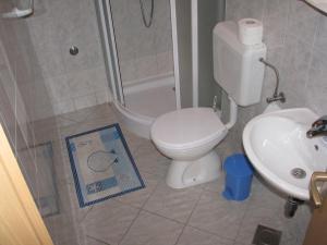 Apartments with a parking space Bol, Brac - 12474