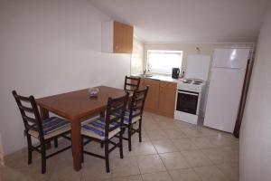 Apartments by the sea Pisak, Omis - 12545