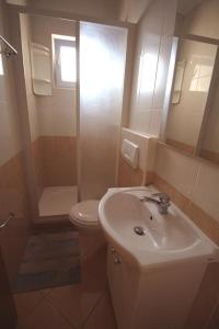 Apartments by the sea Pisak, Omis - 12545