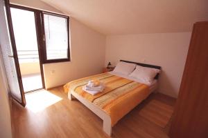 Apartments by the sea Pisak, Omis - 12545