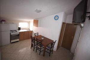 Apartments by the sea Pisak, Omis - 12545