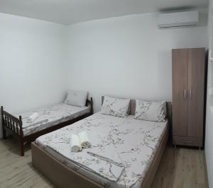 Apartments Pinikot