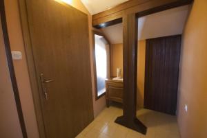 One-Bedroom Apartment with Terrace and Sea View room in Apartments by the sea Kukljica Ugljan - 8253