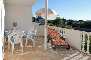 One-Bedroom Apartment with Terrace room in Apartments with a parking space Vir - 12948