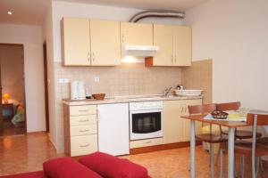 One-Bedroom Apartment with Terrace and Sea View room in Apartments by the sea Preko Ugljan - 8384