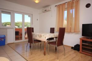 One-Bedroom Apartment with Terrace and Sea View room in Apartments by the sea Lukoran (Ugljan) - 8470