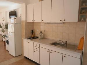 One-Bedroom Apartment with Balcony and Sea View room in Apartments with a parking space Igrane Makarska - 13535