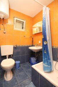 One-Bedroom Apartment with Terrace and Sea View room in Apartments with a parking space Rukavac Vis - 8839