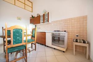 Apartments and rooms with parking space Komiza, Vis - 8844