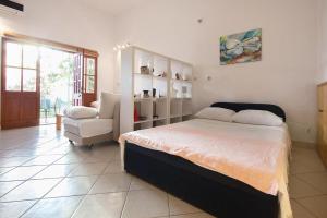 Apartments and rooms with parking space Komiza, Vis - 8844
