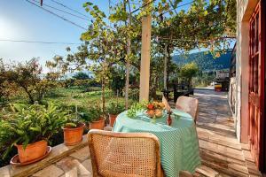 Apartments and rooms with parking space Komiza, Vis - 8844