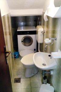 Apartments by the sea Pisak, Omis - 9456