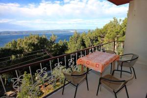 Two-Bedroom Apartment with Balcony and Sea View room in Seaside apartments with a swimming pool Marusici Omis - 10009
