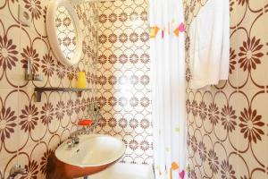 Three-Bedroom Apartment with Terrace and Sea View room in Seaside apartments with a swimming pool Marusici Omis - 10009