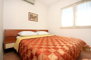 One-Bedroom Apartment with Terrace and Sea View room in Apartments with a parking space Baska Voda Makarska - 10027