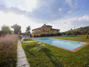 Charming Holiday Home in Tuscany with Swimming Pool