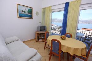 Two-Bedroom Apartment with Terrace and Sea View room in Apartments by the sea Slatine Ciovo - 9433