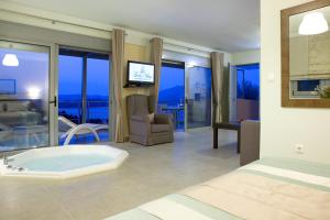 Pasithea Honeymoon Suite, Hot Tub, Sea View