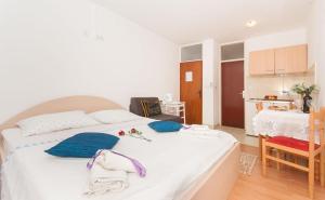 Studio with Balcony room in Apartments with a parking space Omis - 14422