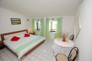 One-Bedroom Apartment room in Apartments by the sea Supetar Brac - 11497