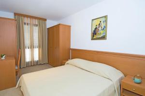 One-Bedroom Apartment with Terrace room in Apartments by the sea Podstrana Split - 11277