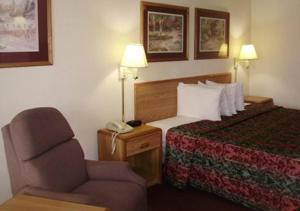 King Room - Smoking  room in Econo Lodge Inn and Suites - Jackson