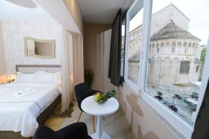 Zoilo Rooms self check-in