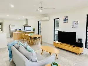 DAYDREAMING Airlie Beach, Water views & only 200m to boardwalk. - Cannonvale