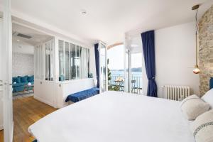 Hotels Restaurant Hotel Didier Meril : Suite Familiale de Luxe avec Balcon